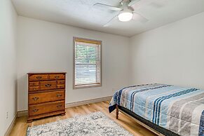 4 Mi to Texas A&m: Home w/ Large Yard!