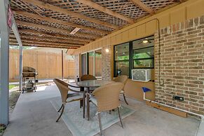 4 Mi to Texas A&m: Home w/ Large Yard!