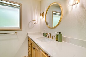 4 Mi to Texas A&m: Home w/ Large Yard!