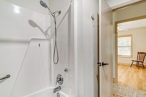 4 Mi to Texas A&m: Home w/ Large Yard!