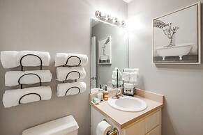 Pet-friendly Home - 3 Mi to University of Florida!