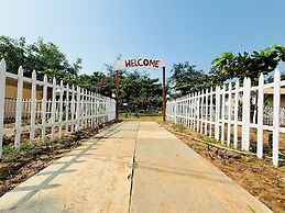 Basho Beach Huts & Cafe