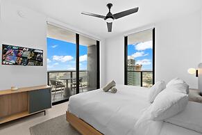 Luxury 45th-Floor Condo with City Views