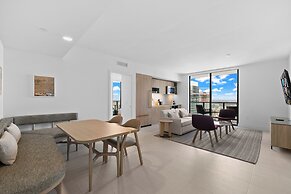 Luxury 45th-Floor Condo with City Views