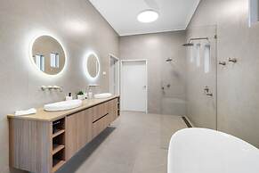 Majestic Manor Stylish Super Home Pool BBQ