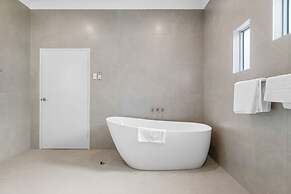 Majestic Manor Stylish Super Home Pool BBQ