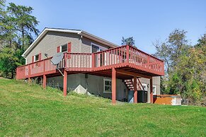 Private Deck: Berkeley Springs Getaway!
