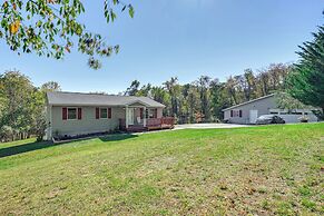 Private Deck: Berkeley Springs Getaway!