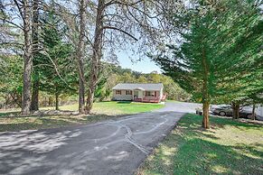 Private Deck: Berkeley Springs Getaway!