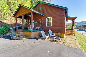 < 1 Mi to Dtwn: Pet-friendly Cabin in Murphy!