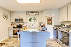 < 1 Mi to Dtwn: Pet-friendly Cabin in Murphy!