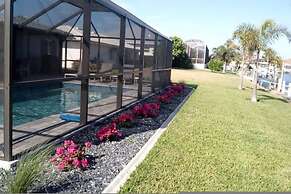Villa Capri - Waterfront Luxury Home - Punta Gorda FL