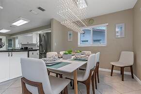 Villa Azule - Waterfront Luxury Home - Walk to Indian Rocks Beach FL