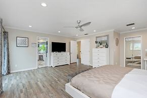 Villa Azule - Waterfront Luxury Home - Walk to Indian Rocks Beach FL