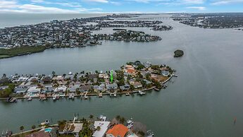 Villa Azule - Waterfront Luxury Home - Walk to Indian Rocks Beach FL
