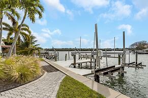 Villa Azule - Waterfront Luxury Home - Walk to Indian Rocks Beach FL