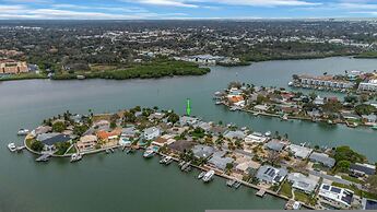 Villa Azule - Waterfront Luxury Home - Walk to Indian Rocks Beach FL