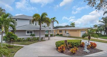 Villa Azule - Waterfront Luxury Home - Walk to Indian Rocks Beach FL