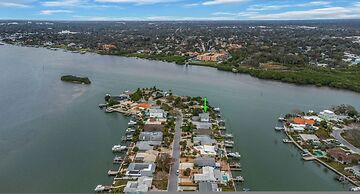 Villa Azule - Waterfront Luxury Home - Walk to Indian Rocks Beach FL