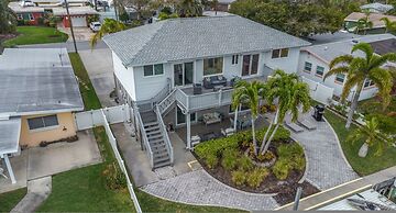 Villa Azule - Waterfront Luxury Home - Walk to Indian Rocks Beach FL