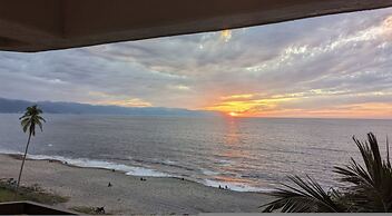 Villa Azule - Waterfront Luxury Home - Walk to Indian Rocks Beach FL