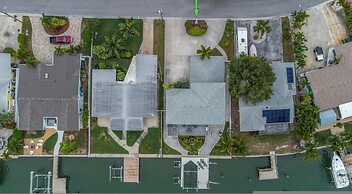 Villa Azule - Waterfront Luxury Home - Walk to Indian Rocks Beach FL