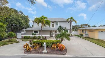 Villa Azule - Waterfront Luxury Home - Walk to Indian Rocks Beach FL