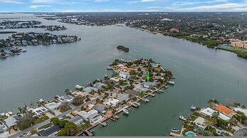 Villa Azule - Waterfront Luxury Home - Walk to Indian Rocks Beach FL