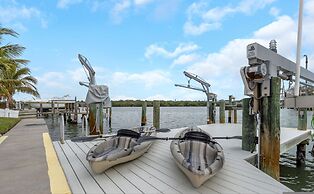 Villa Azule - Waterfront Luxury Home - Walk to Indian Rocks Beach FL