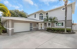 Villa Azule - Waterfront Luxury Home - Walk to Indian Rocks Beach FL