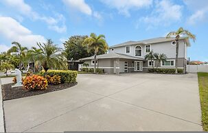 Villa Azule - Waterfront Luxury Home - Walk to Indian Rocks Beach FL