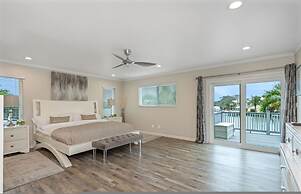 Villa Azule - Waterfront Luxury Home - Walk to Indian Rocks Beach FL
