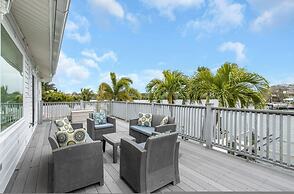 Villa Azule - Waterfront Luxury Home - Walk to Indian Rocks Beach FL