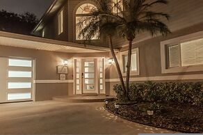 Villa Azule - Waterfront Luxury Home - Walk to Indian Rocks Beach FL