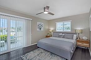 Villa Azule - Waterfront Luxury Home - Walk to Indian Rocks Beach FL