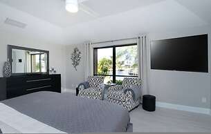 Villa Tropical - Waterfront Luxury Home in Punta Gorda FL