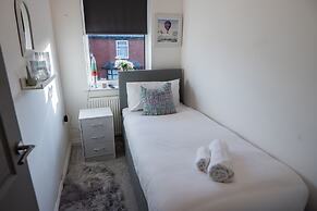 Manchester - 4 Beds - Sleeps 7 - Street Parking