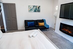 Manchester - 4 Beds - Sleeps 7 - Street Parking
