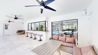 Villa Shapira 6BR Designer Home w Pool