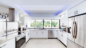 Villa Shapira 6BR Designer Home w Pool