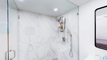 Villa Shapira 6BR Designer Home w Pool