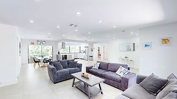 Villa Shapira 6BR Designer Home w Pool