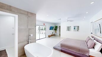 Villa Shapira 6BR Designer Home w Pool