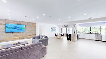 Villa Shapira 6BR Designer Home w Pool