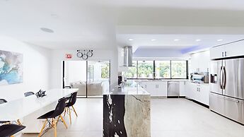 Villa Shapira 6BR Designer Home w Pool