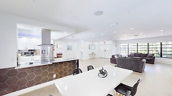 Villa Shapira 6BR Designer Home w Pool