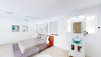 Villa Shapira 6BR Designer Home w Pool