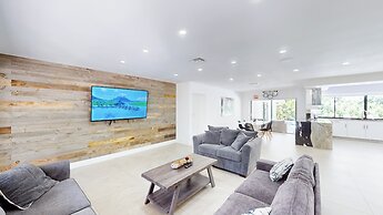 Villa Shapira 6BR Designer Home w Pool