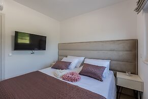 Scenic Kastel Luksic Apartments