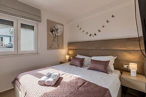 Scenic Kastel Luksic Apartments